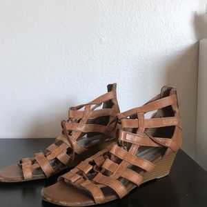 Sandals with small heel